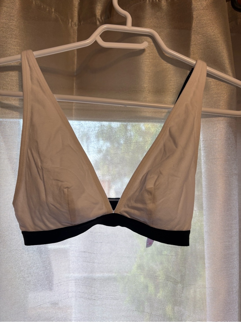 No Boundaries White V-Neck Wireless Bralette with Black Band size small